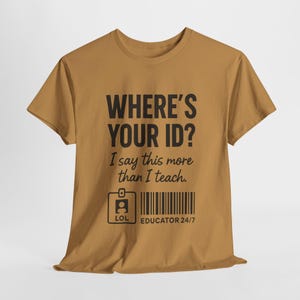 T-shirt graphique pour enseignant, T-shirt drôle pour le personnel de l'école, Où est votre carte d'identité, Chemise éducateur 24h/24, 7j/7, Vêtements de rentrée scolaire, Cadeau pour enseignant du secondaire
