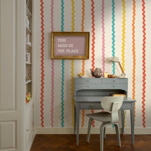Papel pintado de rayas onduladas arcoíris / Habitación infantil fresca y colorida / Paredes divertidas de estilo escandinavo para sala de juegos o guardería / Autoadhesivo o sin adhesivo imagen 6