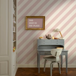 Papel pintado de rayas diagonales en rosa y blanco: decoración de tendencia para interiores modernos y atrevidos