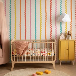 Papel pintado de rayas onduladas arcoíris / Habitación infantil fresca y colorida / Paredes divertidas de estilo escandinavo para sala de juegos o guardería / Autoadhesivo o sin adhesivo imagen 2