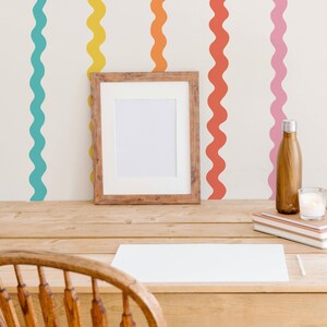 Papel pintado de rayas onduladas arcoíris / Habitación infantil fresca y colorida / Paredes divertidas de estilo escandinavo para sala de juegos o guardería / Autoadhesivo o sin adhesivo imagen 17