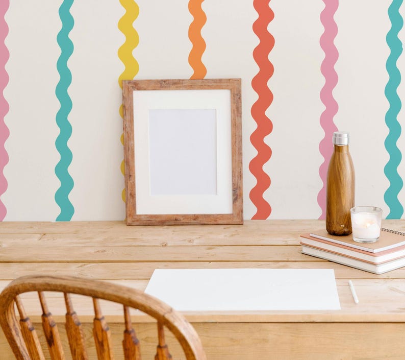 Papel pintado de rayas onduladas arcoíris / Habitación infantil fresca y colorida / Paredes divertidas de estilo escandinavo para sala de juegos o guardería / Autoadhesivo o sin adhesivo imagen 17