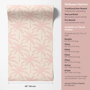 Puede incluir: Un rollo de papel tapiz con un patr&oacute;n repetitivo de palmeras rosas sobre fondo crema. El texto a la derecha enumera opciones: tradicional, adhesivo, pre-encolado y longitudes de 51 cm a 366 cm. El ancho es de 76 cm.