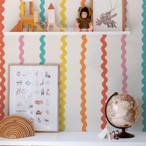 Papel pintado de rayas onduladas arcoíris / Habitación infantil fresca y colorida / Paredes divertidas de estilo escandinavo para sala de juegos o guardería / Autoadhesivo o sin adhesivo imagen 3