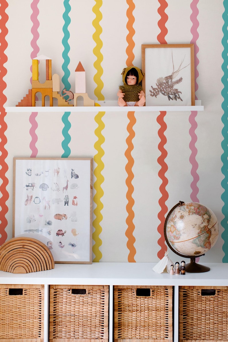 Papel pintado de rayas onduladas arcoíris / Habitación infantil fresca y colorida / Paredes divertidas de estilo escandinavo para sala de juegos o guardería / Autoadhesivo o sin adhesivo imagen 3