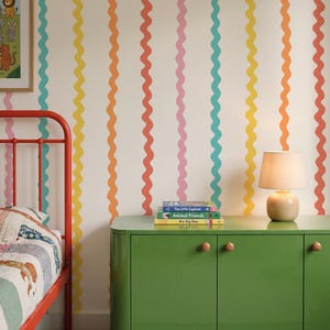 Papel pintado de rayas onduladas arcoíris / Habitación infantil fresca y colorida / Paredes divertidas de estilo escandinavo para sala de juegos o guardería / Autoadhesivo o sin adhesivo imagen 7