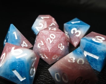 Juego de dados DND con bandera del orgullo trans, hecho a mano, de resina poliédrica con borde afilado y purpurina, regalos para RPG y D&D