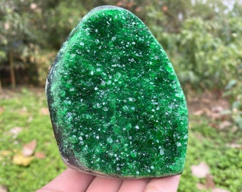 美しい緑色のジオード水晶クラスター、水晶、鉱物晶洞標本、水晶