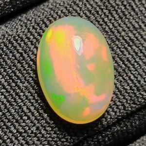 Cabochão de opala Welo etíope de 1,65 quilates: pedra preciosa oval multicolorida
