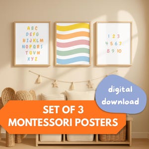 Op de afbeelding: Set van 3 Montessori-posters met houten frames. Eén poster toont het alfabet in kleurrijke letters, een andere heeft golvende pastelstrepen en de derde toont de getallen 1-10. De tekst "SET OF 3 MONTESSORI POSTERS" wordt weergegeven.