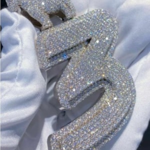 Colgante con tres iniciales personalizadas y número de la suerte, totalmente helado, colgante para hombre con número personalizado, colgante de plata 925, colgante de cabeza de cabra con diamantes.