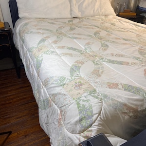 Cottagecore Double Wedding Ring Comforter, Vintage Style Cannon Bedding, Sage Green Floral Patchwork Print, Queen