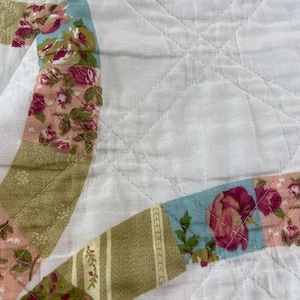 Double Wedding Ring Patchwork Bedspread | Queen Size Floral Cottage Quilt Style Coverlet | Romantic Cottagecore Bedding bild 3