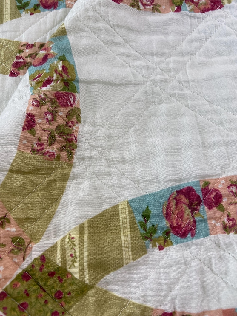 Double Wedding Ring Patchwork Bedspread | Queen Size Floral Cottage Quilt Style Coverlet | Romantic Cottagecore Bedding bild 3