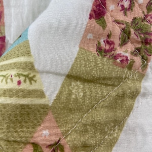Double Wedding Ring Patchwork Bedspread | Queen Size Floral Cottage Quilt Style Coverlet | Romantic Cottagecore Bedding bild 4