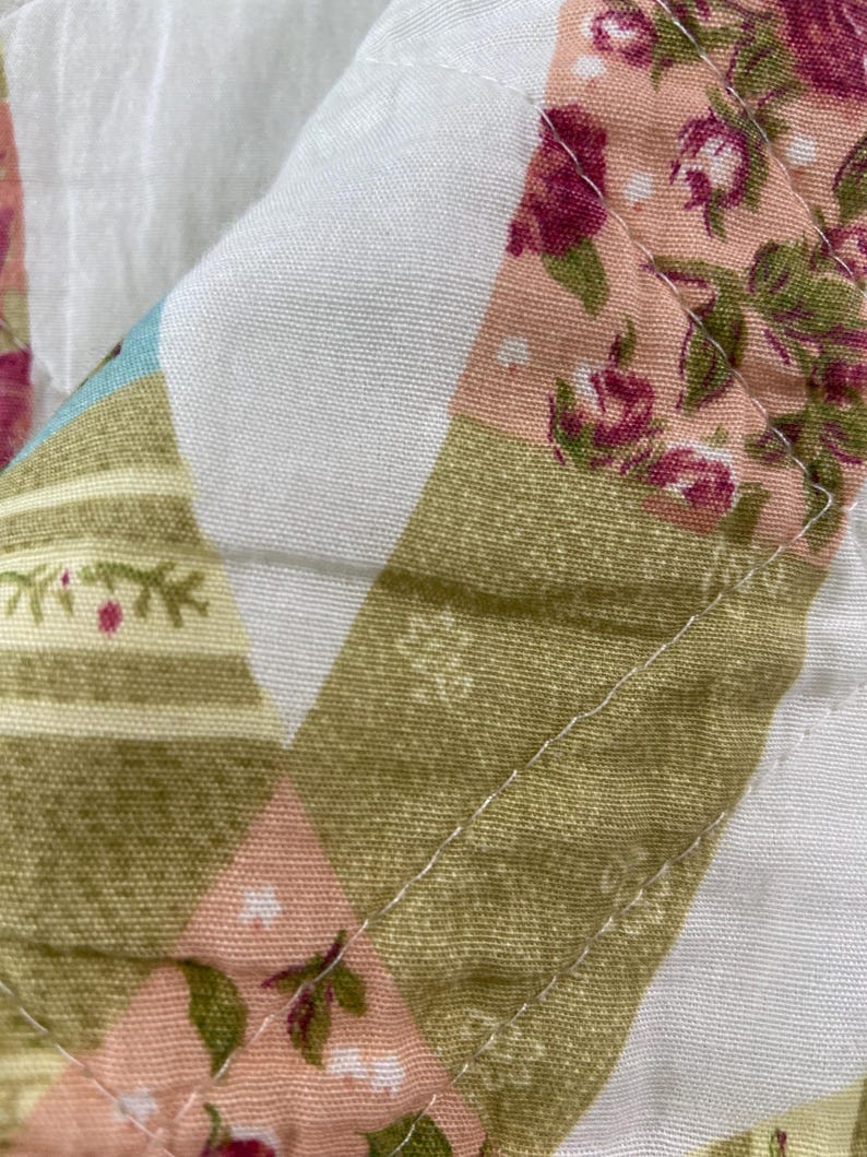 Double Wedding Ring Patchwork Bedspread | Queen Size Floral Cottage Quilt Style Coverlet | Romantic Cottagecore Bedding bild 4