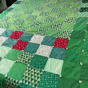 Christmas Patchwork Quilt Queen Size Green Yo-Yo Tie Quilt Reversible Holiday Cottage Bedding