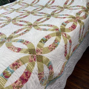 Double Wedding Ring Patchwork Bedspread | Queen Size Floral Cottage Quilt Style Coverlet | Romantic Cottagecore Bedding bild 2