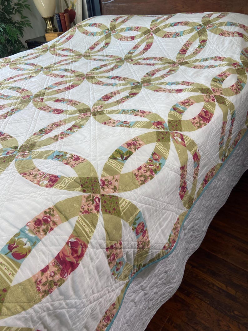 Double Wedding Ring Patchwork Bedspread | Queen Size Floral Cottage Quilt Style Coverlet | Romantic Cottagecore Bedding bild 2