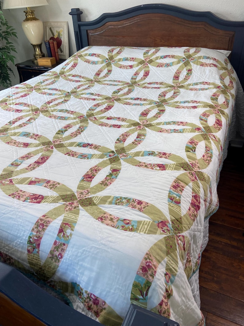 Double Wedding Ring Patchwork Bedspread | Queen Size Floral Cottage Quilt Style Coverlet | Romantic Cottagecore Bedding bild 1
