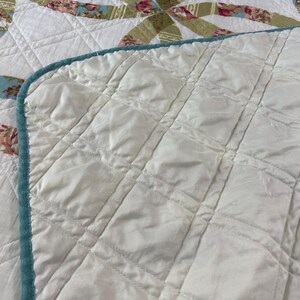 Double Wedding Ring Patchwork Bedspread | Queen Size Floral Cottage Quilt Style Coverlet | Romantic Cottagecore Bedding bild 5