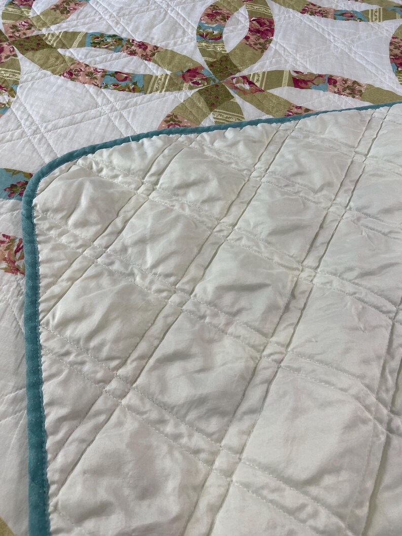 Double Wedding Ring Patchwork Bedspread | Queen Size Floral Cottage Quilt Style Coverlet | Romantic Cottagecore Bedding bild 5