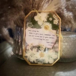 "Gerahmte Trockenblumen Kunst mit ermutigendem Zitat - ""Dear Young Me"" Vintage Gold Glasrahmen - Inspirierendes Geschenk."