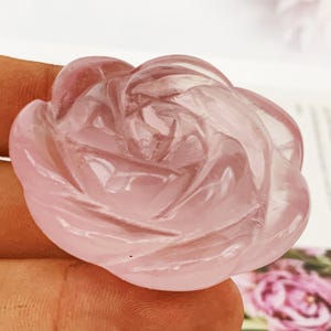 Cráneo de flor de cuarzo rosa natural de 1,8 pulgadas o más, cristal de cuarzo, tallado a mano, rosa de cristal, calavera de flores, decoración del hogar, regalos de cristal, 1 pieza
