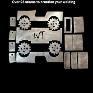 K&ouml;nnte beinhalten: Ein Metall-Schwei&szlig;bausatz im Jeep-Stil mit dem Text "Jeep style weld kit" und "Over 25 seams to practice your welding". Das Set enth&auml;lt Teile zum Zusammenbau eines Jeep-Modells, einschlie&szlig;lich zahnradf&ouml;rmiger R&auml;der und rechteckiger Karosserieteile.