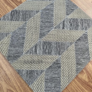 Handmade Flatweave Wool Area Rug: Modern Geometric Design