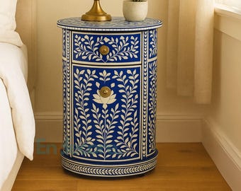 Mesita de noche redonda con incrustaciones florales de hueso, mesa auxiliar azul