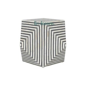 Peut inclure: Une table d'appoint géométrique avec un motif à rayures noires et blanches. La table a un dessus carré et une base légèrement incurvée. Le texte "Embrace." est visible sur le dessus de la table.