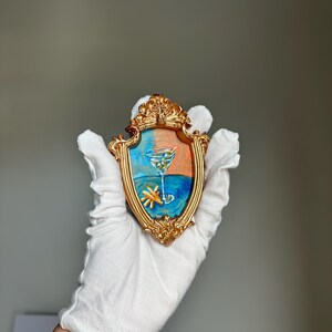 Kolacja dla dziewczynek - Brudny Martini i frytki Miniaturowy magnes malarski - Zabawna sztuka koktajlowa, Oryginalna ręcznie malowana miniatura, Prezent na ścianę - ręcznie robiony