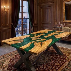 Può includere: Un grande tavolo da pranzo in legno con un design a bordo vivo. Il tavolo presenta un fiume di resina epossidica verde smeraldo che scorre attraverso le venature naturali del legno. Il tavolo è sostenuto da una base in metallo scuro a forma di X.