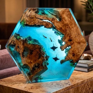 Luminária de resina epóxi azul oceano, luminária artesanal de madeira e resina com tema oceânico, tubarão, tartaruga e recife de coral, luminária de arte costeira em resina, luminária decorativa com tema oceânico.