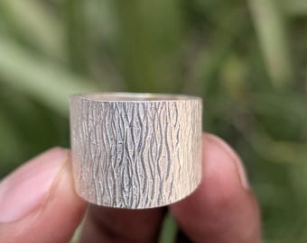 Bague large faite main en argent sterling avec texture d'écorce - Bohème rustique
