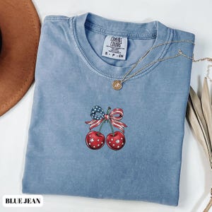 Camisa Comfort Colors® del 4 de julio, camisa coqueta con bandera estadounidense, camisa con lazo de EE. UU., camisa con cereza de EE. UU., camisa patriótica para mujer, en rojo, blanco y azul.