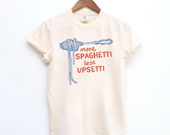 Comfort Colors® pastatröja, mer spaghetti mindre upprördhet, pastaälskare, spaghettitröja, nonna-presenter, italiensk tröja, rolig mattröja