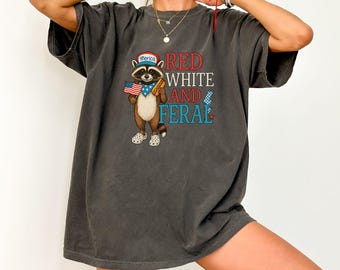 Camiseta divertida del 4 de julio de Comfort Colors®, divertida camiseta de mapache, camiseta del Día de la Independencia, camiseta patriótica de mapache, camiseta roja, blanca y salvaje