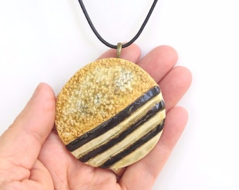 Collar grande de cerámica con colgante redondo, arte de cerámica con rayas negras terrosas
