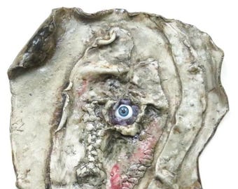 Tapiz de pared surrealista con rostro de cerámica, arte gótico en arcilla, decoración moderna para el hogar, arte cerámico de alta calidad.