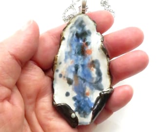 Colgante de cerámica abstracta Collar de arcilla esculpida Joyería contemporánea rústica Azul Blanco Negro Cerámica Gargantilla