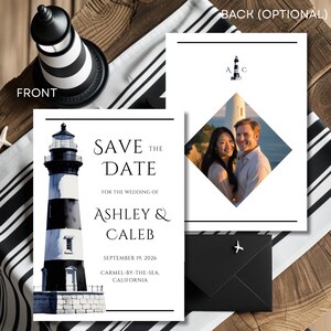 Peut inclure: Ensemble de papeterie de mariage sur le thème du phare. La carte d'invitation indique "Save the Date" pour Ashley & Caleb, avec la date du 19 septembre 2026. Comprend une enveloppe noire et un décor en forme de phare.