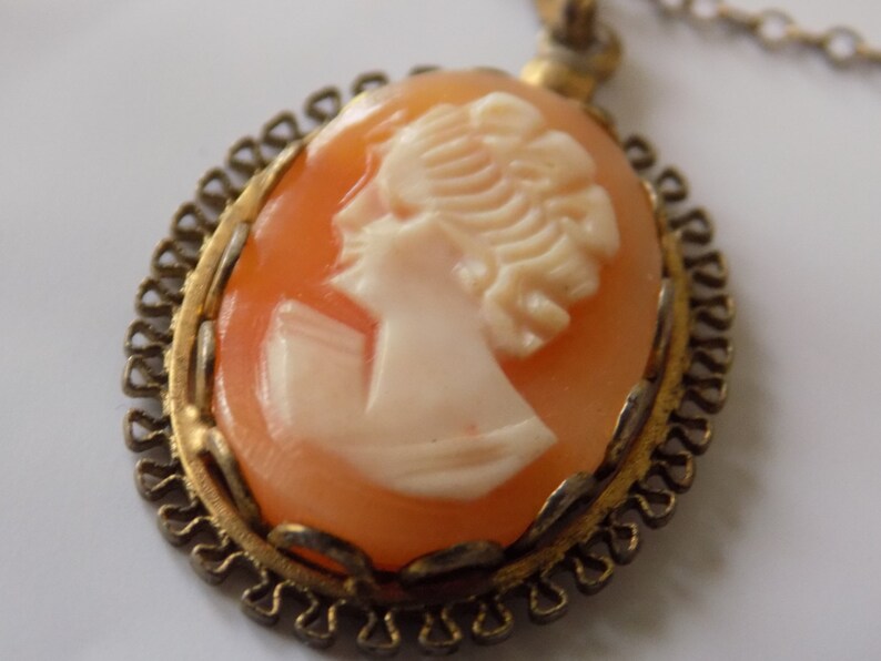 Lovely Vintage shell cameo pendant vintage necklace antique pendant with 12 KGF chain cameo jewelry