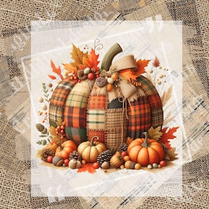 Könnte beinhalten: Ein Patchwork-Kürbis mit orangefarbenen, grünen und braunen Karomustern, verziert mit einer Schleife aus Jute, Herbstblättern und kleinen Kürbissen. Das Bild hat ein rustikales Herbstthema mit einem Hintergrund aus Jute und Papier.