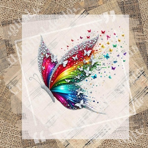 Peut inclure: Un motif de papillon vibrant avec une aile aux couleurs de l'arc-en-ciel, orné de détails scintillants et de papillons blancs. Le motif présente un dégradé de couleurs et une dispersion de petits papillons.
