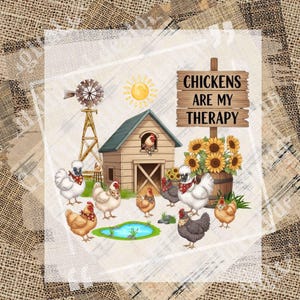 Op de afbeelding: Een kleurrijke illustratie met een boerderij met kippen, een kippenhok en een windmolen. Een houten bord leest "Chickens Are My Therapy". Zonnebloemen en een vijver zijn ook te zien. De kippen dragen bandana's.