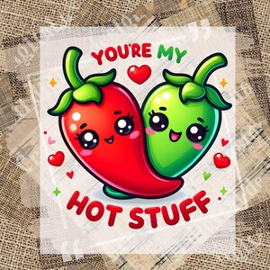 Puede incluir: Gráfico de dos pimientos de dibujos animados, uno rojo y otro verde, con caras sonrientes y corazones. El texto "YOU'RE MY HOT STUFF" está escrito arriba y abajo de los pimientos. La imagen tiene un fondo transparente.