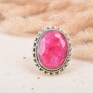 Anello ovale con rubino in argento sterling 925, pietra portafortuna di luglio, realizzato a mano.