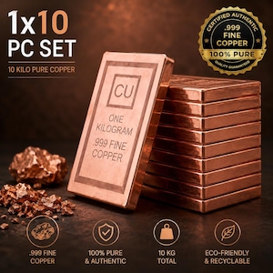 Può includere: Un set di dieci barre di rame rettangolari, ciascuna stampata con CU, ONE KILOGRAM e .999 FINE COPPER. Il testo 1x10 PC SET e 10 KILO PURE COPPER appare sopra, con un sigillo dorato che indica .999 FINE COPPER 100% PURE. Pezzi di rame grezzo sono presenti.